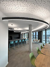 The modern interior of the new town hall in Viernheim combines contemporary design with functional lighting. The picture shows the Liquid Line luminaires from Lightnet, which elegantly emphasise the curved architecture of the room. The matt black light lines fit seamlessly into the overall concept and provide glare-free, harmonious illumination. The flexible work and meeting areas are optimally presented through the interplay of natural daylight and energy-efficient LED technology. Perfect lighting for public spaces with high aesthetic and sustainability standards.

