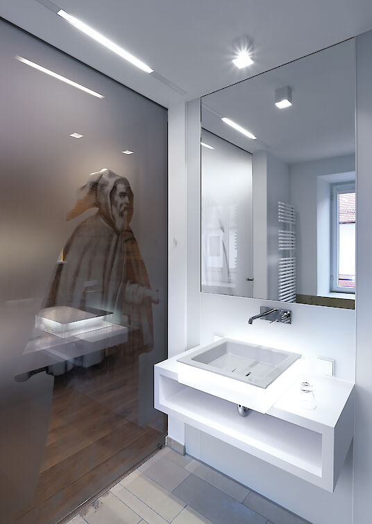Hotelbad mit weißem Waschtisch, großem Spiegel, Glaswand mit Fotodruck und Matric Einbauleuchten.