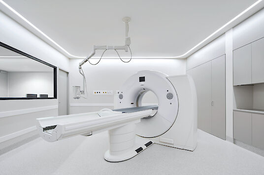 CT room with scanner system, bright design and all-round Liquid Line light line.