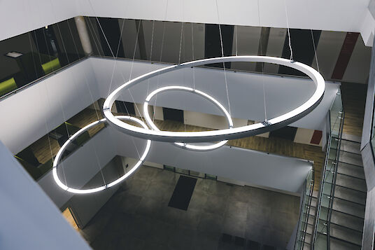 Große, ringförmige Ringo Star LED-Pendelleuchten von Lightnet im modernen Atrium des Rathauses Delbrück