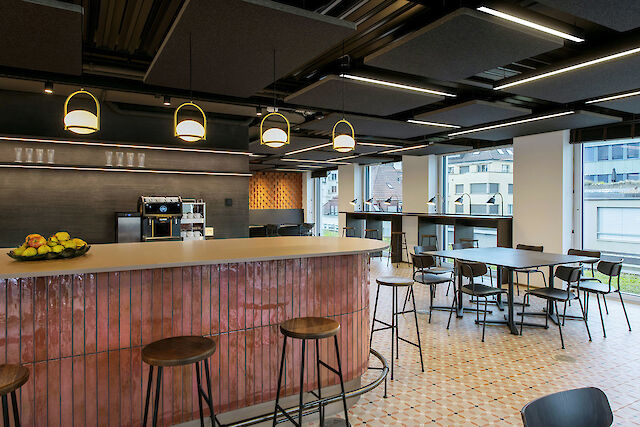 Espace lounge moderne avec bar et lignes lumineuses Matric qui structurent l'espace avec une lumière claire et homogène