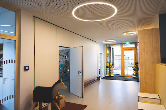 Heller Flur mit Holzdetails, runden Deckenleuchten Ringo Star und ruhiger, offener Raumwirkung