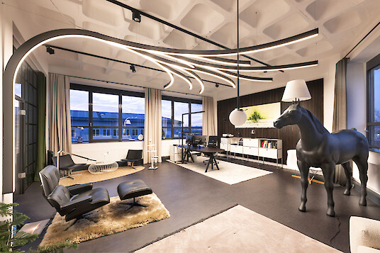 Showroom with a curved Liquid Line and a horse sculpture
