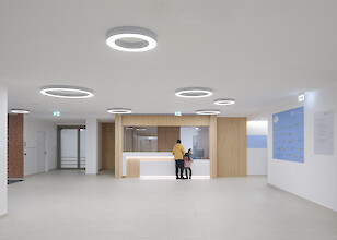 Empfangsbereich im Krankenhaus mit Ringleuchten in unterschiedlichen Durchmessern.