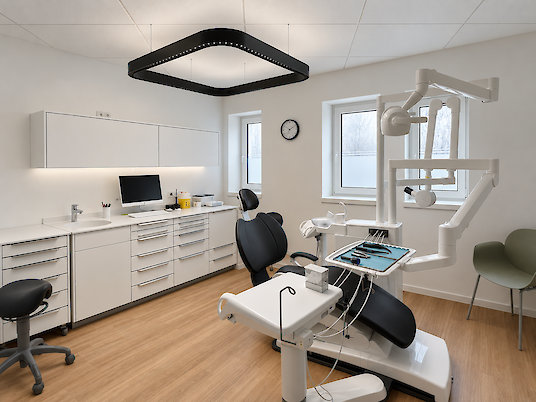 Treatment room at Dr. Schaltenberg’s dental practice in Meschede with a black Caleo pendant luminaire by Lightnet above the dental chair.