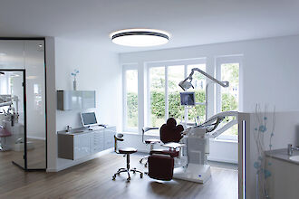 Zahnarztpraxis mit Behandlungsstuhl und runder LED-Deckenanbauleuchte Basic.