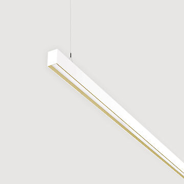 The picture shows a section of a linear white pendant light with a recessed smooth cover. The underside has a gold-coloured reflector ring. The luminaire has a modern design and is suspended from the ceiling on a thin cable. The background is grey.