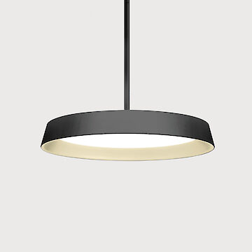 Eine moderne, runde und flache Pendelleuchte mit schwarzem Rand und goldenem Reflektorring, aufgehängt an einem dünnen schwarzen Kabel. Der Hintergrund ist grau.
