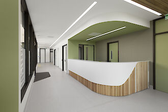 La imagen muestra una recepción moderna con un mostrador blanco curvado con listones de madera dispuestos verticalmente. Las paredes detrás del mostrador son de color verde oliva y gris, y la zona sobre el mostrador también tiene un techo verde oliva con iluminación integrada. A la derecha de la recepción hay puertas que conducen a otras salas. El suelo es claro y limpio, y el techo tiene una larga y estrecha línea de luz de Lightnet que ilumina el pasillo. Al final del pasillo se ven otras puertas.