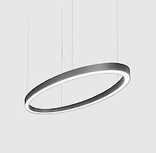 Das Bild zeigt eine moderne, ovale, ringförmige Pendelleuchte, die von mehreren dünnen Kabeln von der Decke hängt. Die Leuchte ist in einem minimalistischen Stil gestaltet. Der Hintergrund ist ein neutrales Grau.