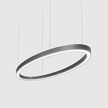 Das Bild zeigt eine moderne, ovale, ringförmige Pendelleuchte, die von mehreren dünnen Kabeln von der Decke hängt. Die Leuchte ist in einem minimalistischen Stil gestaltet. Der Hintergrund ist ein neutrales Grau.