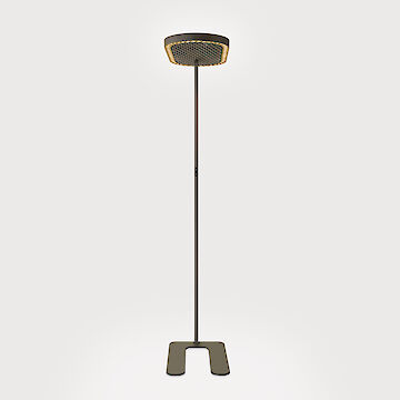 Das Bild zeigt eine moderne Stehleuchte in schlichtem, minimalistischem Design. Die Leuchte besteht aus einem schlanken, schwarzen Ständer, das oben mit einem flachen, runden Leuchtenkopf abschließt. Der Leuchtenkopf besteht aus einem Linsenraster und einem Akustikgewebe. Der Fuß der Leuchte hat eine U-Form, die für Stabilität sorgt. Die gesamte Konstruktion wirkt elegant und funktional, passend zu einem zeitgemäßen Interieur.