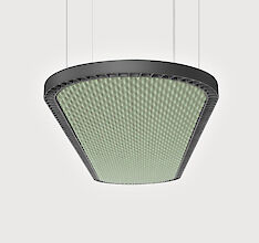 The picture shows a modern, oval pendant light. The underside of the luminaire consists of an all-round black lenticular louvre and a structured, wave-shaped acoustic fabric in a light green shade. The edges of the luminaire are black and it is suspended from the ceiling by four thin wire ropes.