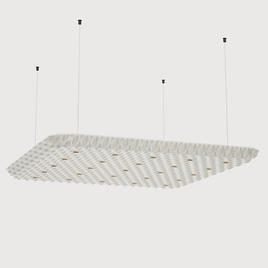 Una gran luminaria acústica cuadrada suspendida del techo por cuatro finos cables. La superficie de la luminaria tiene una textura estructurada, ondulada, y se mantiene en un color claro. Varios pequeños puntos de luz distribuidos uniformemente se integran en el diseño y proporcionan una iluminación discreta.