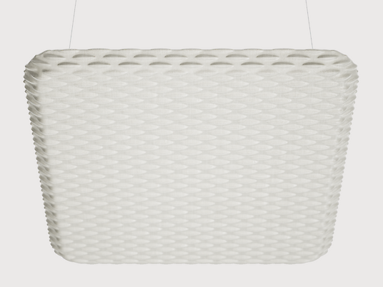 Una gran luminaria acústica cuadrada suspendida del techo por cuatro finos cables. La superficie de la luminaria tiene una textura estructurada y ondulada y se mantiene en un color claro.
