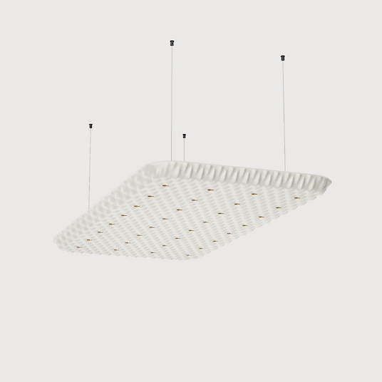 Una gran luminaria acústica rectangular suspendida del techo por cuatro finos cables. La superficie de la luminaria tiene una textura estructurada, ondulada, y se mantiene en un color claro. Varios puntos de luz pequeños, distribuidos uniformemente, están integrados en el diseño y proporcionan una iluminación discreta.