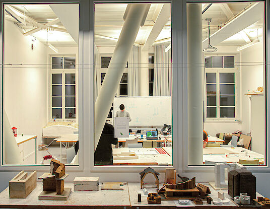 Atelier mit Modellen, Arbeitsplätzen und linearer Matric Pendelleuchte.